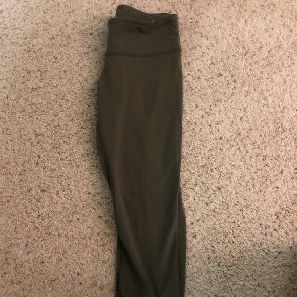 Lululemon Wunder Under cropped legging. - Picture 2 of 5